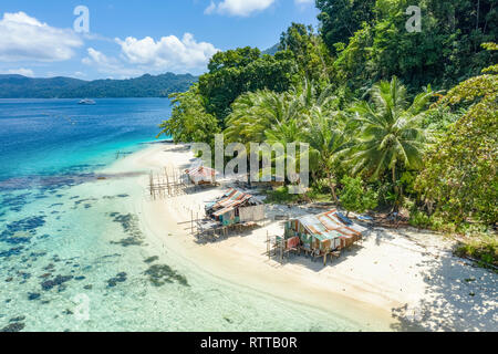 I pescatori locali baracche su una spiaggia nella baia di Alyui Raja Ampat isole, Papua occidentale, in Indonesia, Oceano Pacifico Foto Stock