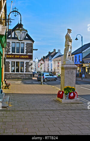 Vista di High Street in Cowbridge, con il suo mix di negozi locali nonché della catena nazionale di negozi. Visto dallo storico municipio e Memoriale di guerra. Foto Stock