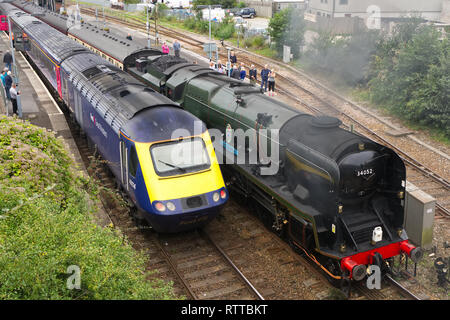 Signore Dowding locomotiva a vapore al par, Cornovaglia Inghilterra con diesel Intercity Foto Stock