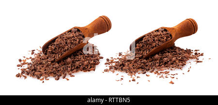 Il cioccolato grattugiato. Pila di massa di cioccolato scoop di legno isolato su sfondo bianco, primo piano Foto Stock