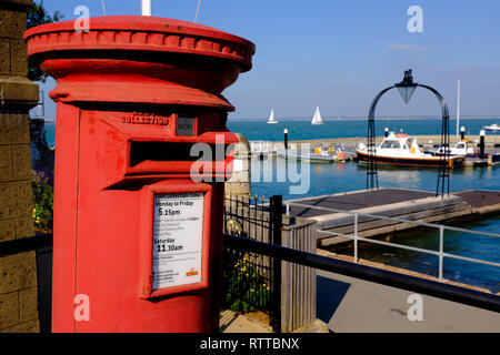 Colore rosso,post,Office,BOX,mail, lungomare,Cowes, Isle of Wight, England, Regno Unito Foto Stock