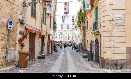 Alghero, Sardegna, Italia - 28 dicembre 2019: Torre di Sulis in piedi sul boulevard di Alghero in Sardegna, Italia Foto Stock