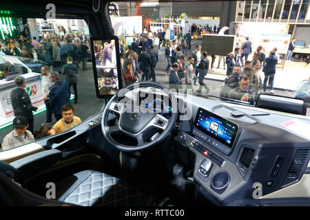 Vista dall'interno di Mercedes carrello con cabina di pilotaggio digitale al Mobile World Congress di Barcellona Foto Stock