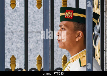 Royal Guard presso il cancello principale di Istana Negara di Kuala Lumpur in Malesia Foto Stock