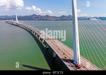 Vista aerea sul ponte l'Houhai Bay per l'Isola di Hong Kong Foto Stock