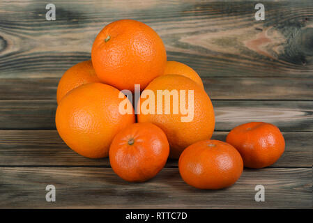 Piatto di agrumi di arance e mandarini su un tavolo di legno. Close up Foto Stock