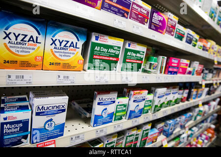 Over-the-counter freddo e allergia farmaci fotografato in una farmacia. Foto Stock