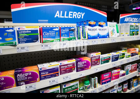 Over-the-counter freddo e allergia farmaci fotografato in una farmacia. Foto Stock
