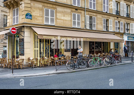 Biciclette contro una cancellata al di fuori del Bo uomo cafe e ristorante , Rue Notre-Dame-de-Lorette , Parigi, Francia Foto Stock