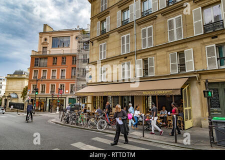 Un uomo attraversa la strada fuori il Bo uomo cafe e ristorante , Rue Notre-Dame-de-Lorette , Parigi, Francia Foto Stock