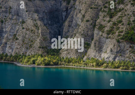 Vista del lago Serre-Poncon nelle Alpi francesi Foto Stock