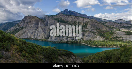 Vista del lago Serre-Poncon nelle Alpi francesi Foto Stock