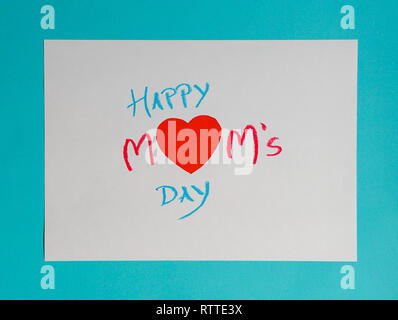 Felice della festa della mamma - parole scritte su sfondo bianco e bordi blu con olio pastelli Foto Stock