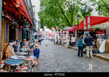 Artisti che dipingono e espongono le loro opere in Place Du Tetre, una popolare piazza a Montmartre, Parigi, Francia Foto Stock