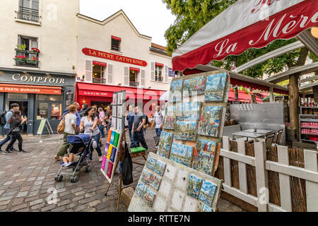 Artisti che dipingono e espongono le loro opere in Place Du Tetre, una popolare piazza a Montmartre, Parigi, Francia Foto Stock