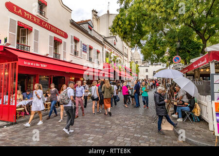 La folla oltrepassando La Mère Catherine , il ristorante più antico in Place du Tetre , Montmartre , Coppie Foto Stock