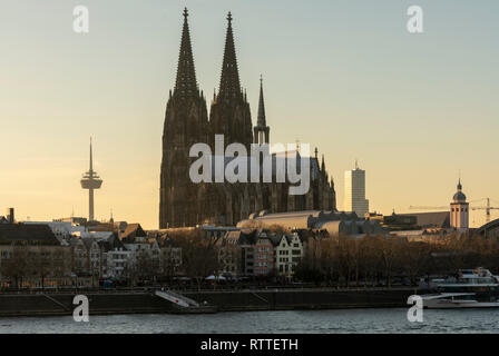 Köln, Blick von der rechten Rheinseite auf Dom und Fernsehturm Foto Stock