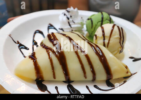 Crêpe o Francese crêpe con gelato e cioccolato topping Foto Stock