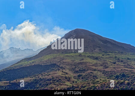 Il fumo sopra il vulcano attivo isola di Stromboli, Italia Foto Stock