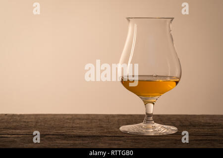 Bicchiere di scottish single malt whisky su legno Foto Stock