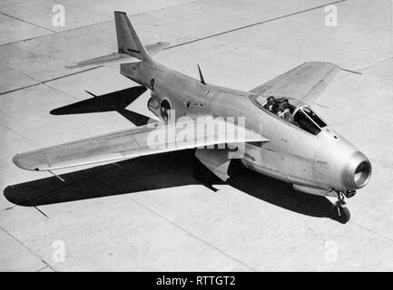 Svedese di Air Force Saab 29 Tunnan jet da combattimento aereo.La Saab 29, colloquialmente denominato Flygande tunnan (inglese: "flying barrel") è un combattente svedese progettati e fabbricati da Saab nel 1940s. Esso è stato in Svezia il secondo turboreattore-powered di aerei da combattimento, il primo essendo Saab 21R; inoltre è stato il primo Western European Fighter per essere prodotta con una ala a freccia dopo la Seconda Guerra Mondiale, il Me 262 essendo la prima durante la guerra. Nonostante il suo aspetto rotund, da cui deriva il nome, l'J 29 era un veloce ed agile di aeromobili per la sua epoca. Operativi ben agli anni settanta. Foto Stock