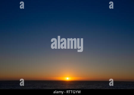 Ampia vista di un glorioso tramonto sull'Oceano Pacifico, presi da Gualala, Mendocino County, California, America Foto Stock