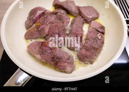 Carne di filetto di cervo con le spezie in una padella con il burro Foto Stock