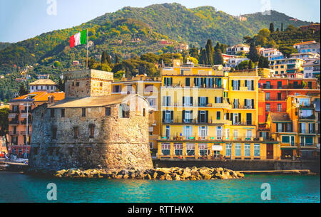 Retrò castello italiano mare vintage sfondo viaggi Castello di Rapallo riviera ligure - Italia Foto Stock