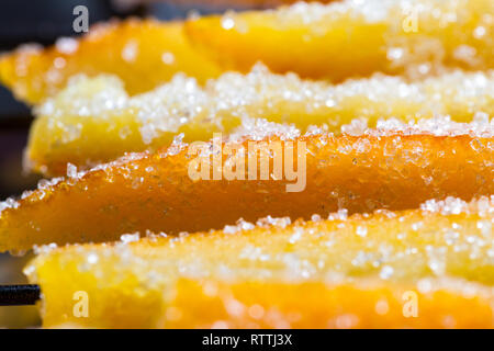 Immagine macro di casa fatta di scorza d'arancia candita con grandi granuli di zucchero Foto Stock