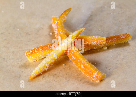 Immagine macro di casa fatta di scorza d'arancia candita con grandi granuli di zucchero Foto Stock