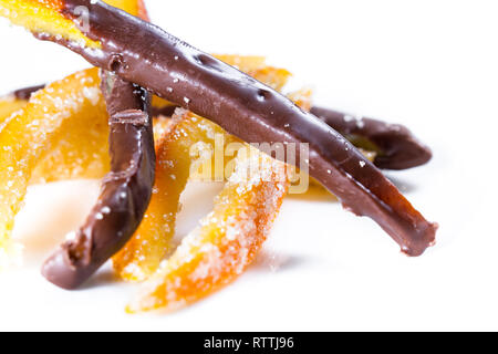 Immagine macro di casa fatta di scorza d'arancia candita alcuni pezzi immersi nel cioccolato Foto Stock