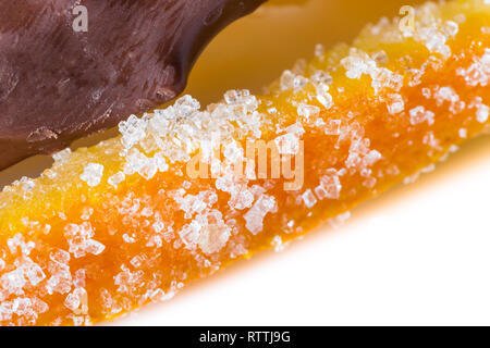 Immagine macro di casa fatta di scorza d'arancia candita alcuni pezzi immersi nel cioccolato Foto Stock