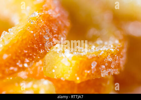 Immagine macro di casa fatta di scorza d'arancia candita con grandi granuli di zucchero Foto Stock