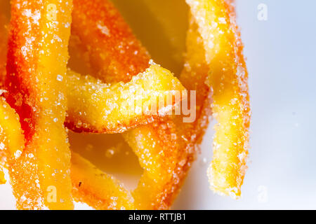 Immagine macro di casa fatta di scorza d'arancia candita con grandi granuli di zucchero Foto Stock