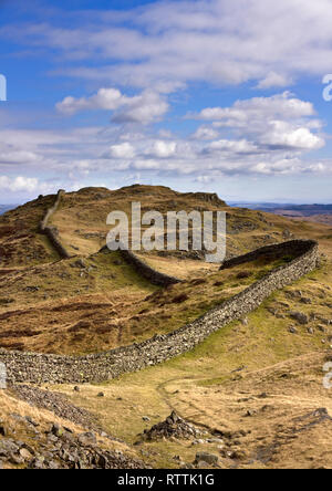 Lungo e serpeggiante muro di pietra a secco in cima a una collina a Lingmoor Fell, Langdale, Lake District, Cumbria, Inghilterra, REGNO UNITO. Foto Stock