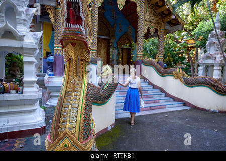 Ragazza nel tempio buddista di Chiang Mai, Thailandia Foto Stock
