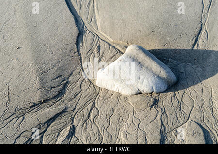 Rocce sulla spiaggia sabbiosa sono rivelati come la marea si ritira, Refugio State Beach, Goleta, CA. Foto Stock