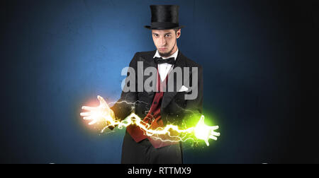 Mago scintillante super potere tra le sue due mani Foto Stock