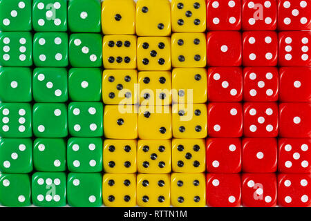 Bandiera nazionale del Mali in background di dadi Foto Stock