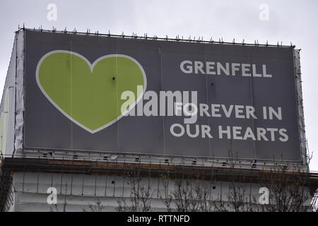 Grenfell per sempre nei nostri cuori. La Grenfell Indagine continua questo anno; il rinnovamento e la riparazione è in corso il fuoco torre danneggiata blocco di appartamenti. Foto Stock