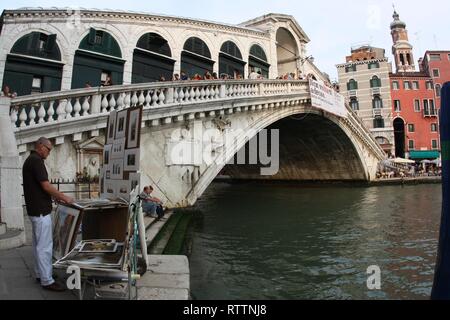 Venezia - Ponte di Rialto con l'artista di strada Foto Stock