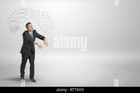 La malattia del sonno giovane imprenditore con domande, staffs nella sua testa Foto Stock