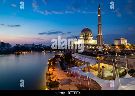 Putra moschea blu durante l'ora. Esposizione lunga Foto Stock