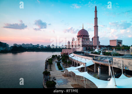 Vista della Moschea di Putra durante durante il tramonto. Orientamento orizzontale Foto Stock