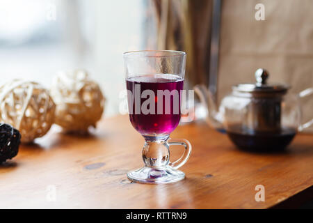 Blue Anchan tè in un vetro irlandese. Butterfly pea tazza di tè, fiori, piselli, blu piselli, per bere sano, bere detox sulla tavola del cafe Foto Stock