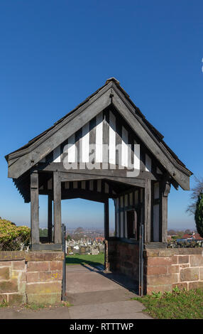 Più calde di febbraio sul record - in legno porta Lych ingresso alla Collina Cliffe cimitero affacciato sulla città di Warrington sotto il sole Foto Stock