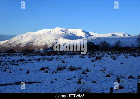 La Wainwright Blencathra (a doppio spiovente) all'alba in inverno da un Layby sulla A66 nel Parco Nazionale del Distretto dei Laghi, Cumbria, Inghilterra, Regno Unito. Foto Stock