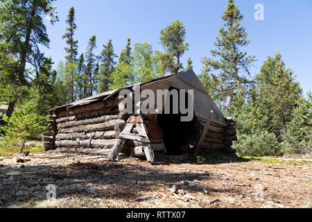 Un log cabin in Northern Manitoba, Canada. La cabina è utilizzato dai cacciatori durante la stagione di caccia invernale. Foto Stock