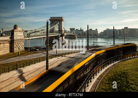 Mattina in Budapest, Ungheria. Il Danubio e il Ponte della Catena nella distanza. Foto Stock