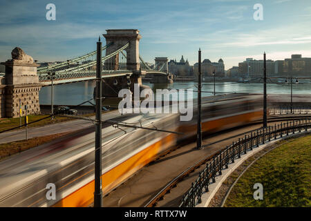 Mattina presso il Ponte delle catene a Budapest. Foto Stock